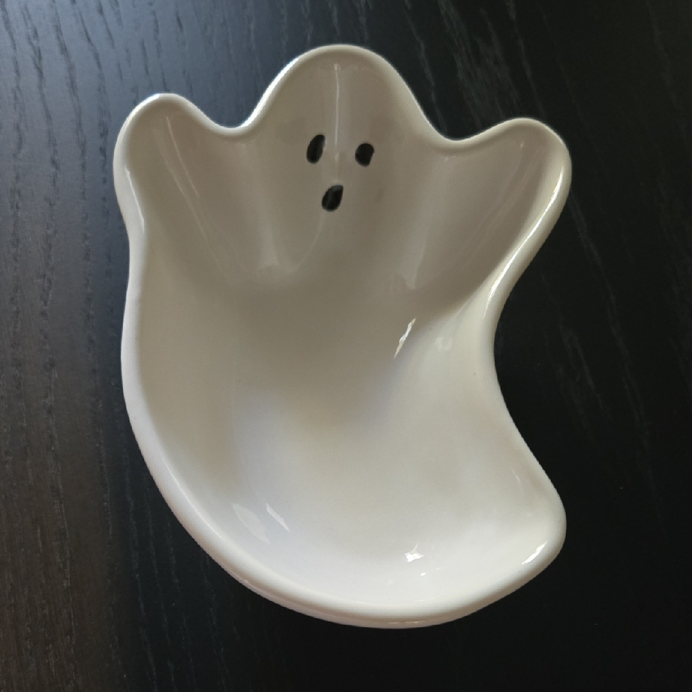 NWOT Pottery Barn White Ghost Dish